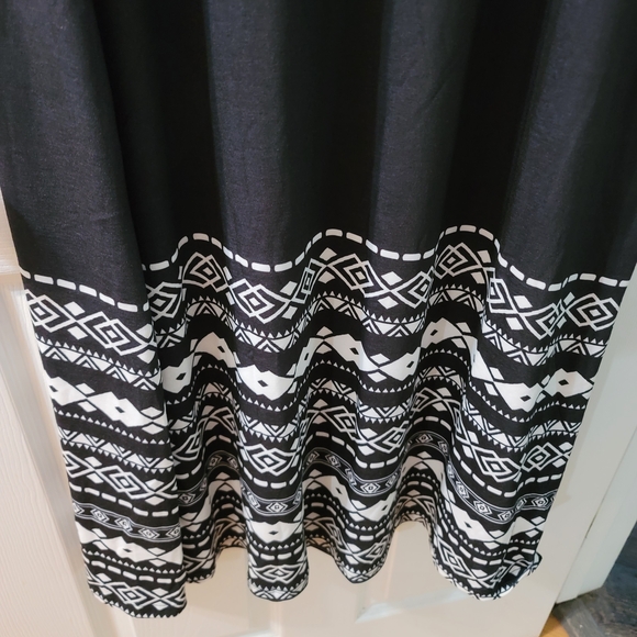 Chic Black and White Maxi Dress - Picture 6 of 7